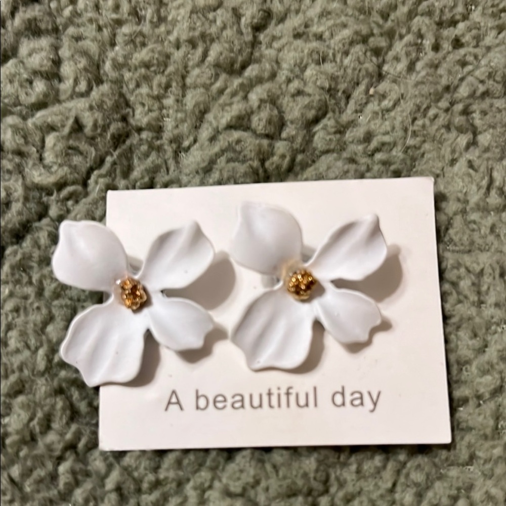 White Floral Earrings with Gold Center NWOT